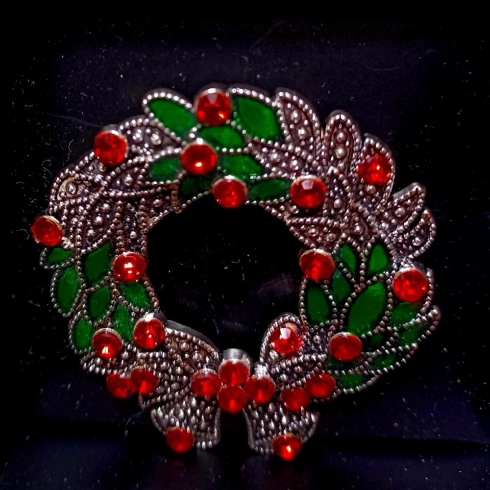 Avon Festive Wreath Brooch with Red and Green Accents
